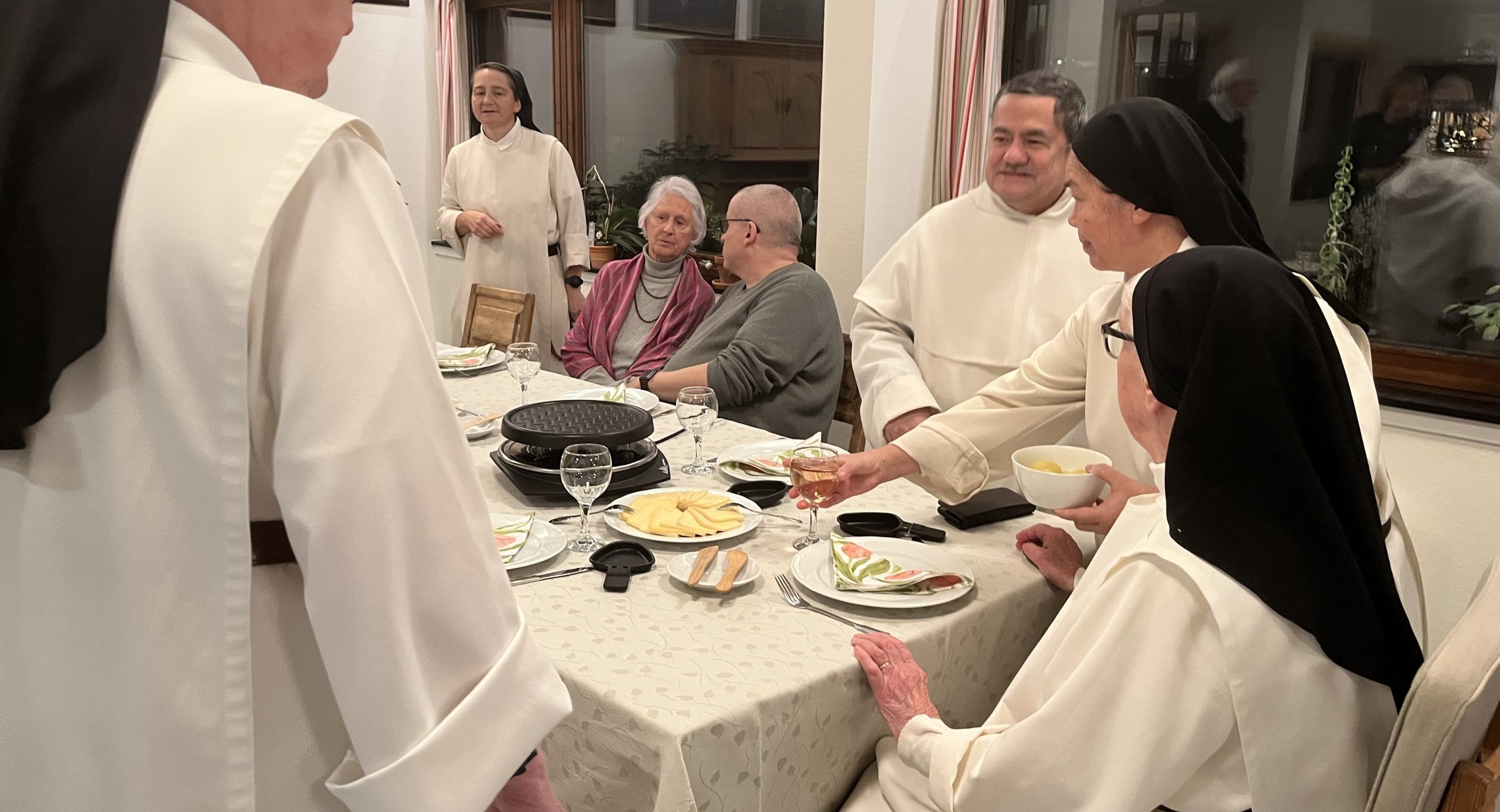 Foto av søstre, brødre og lekdominikanere